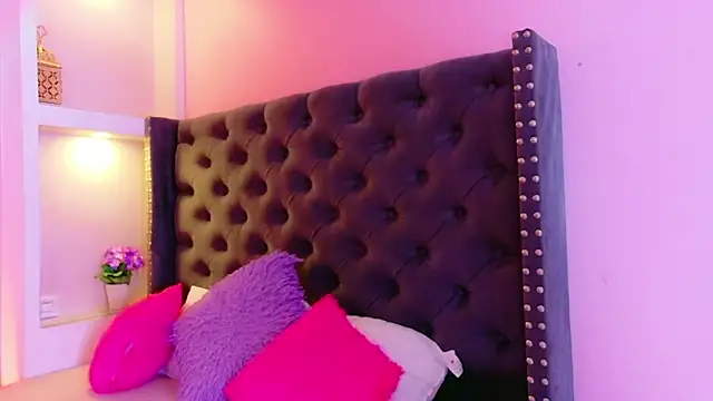 CamiEstrada online show from February 4, 10:15 pm