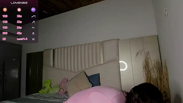 Snapshot of queen_angelique chatting on May 9, 2:17 am queen angelique online show from May 9, 2:17 am