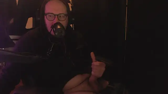 Snapshot of chicostick413 chatting on December 18, 1:50 pm chicostick413 online show from December 18, 1:50 pm