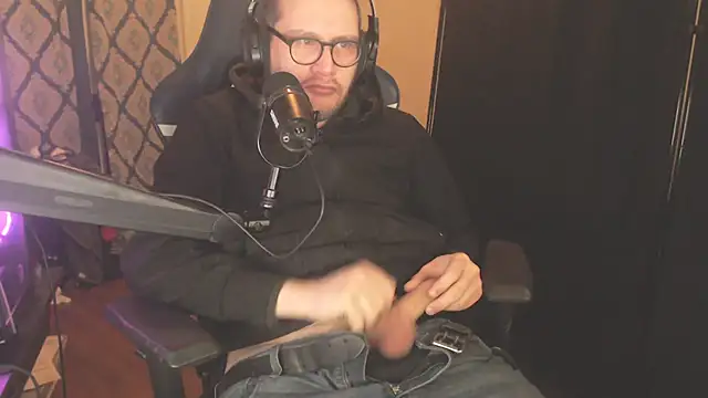 Snapshot of chicostick413 chatting on February 2, 12:20 am chicostick413 online show from February 2, 12:20 am