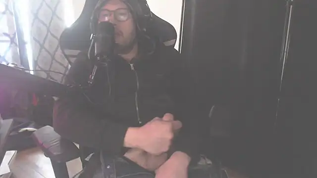 Snapshot of chicostick413 chatting on February 4, 4:46 pm chicostick413 online show from February 4, 4:46 pm