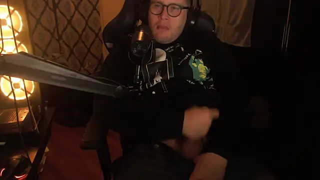 Snapshot of chicostick413 chatting on February 9, 12:47 am chicostick413 online show from February 9, 12:47 am