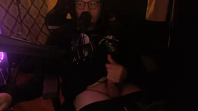 Snapshot of chicostick413 chatting on February 10, 1:43 am chicostick413 online show from February 10, 1:43 am