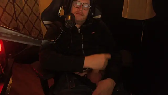 Snapshot of chicostick413 chatting on February 11, 12:37 am chicostick413 online show from February 11, 12:37 am