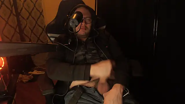 Snapshot of chicostick413 chatting on February 16, 3:24 am chicostick413 online show from February 16, 3:24 am