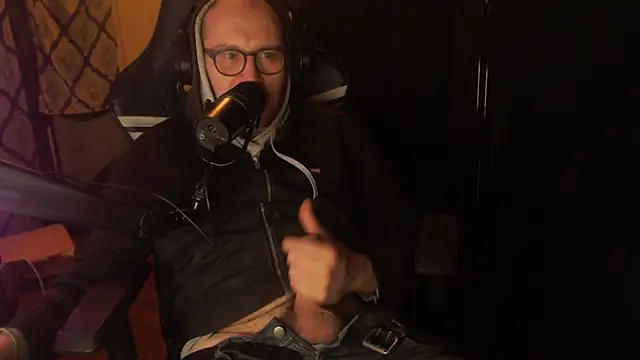 Snapshot of chicostick413 chatting on March 5, 3:46 am chicostick413 online show from March 5, 3:46 am