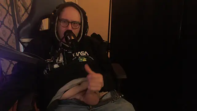 Snapshot of chicostick413 chatting on March 28, 10:53 pm chicostick413 online show from March 28, 10:53 pm