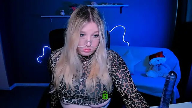 Snapshot of juli_kisss chatting on March 4, 12:44 pm juli kisss online show from March 4, 12:44 pm