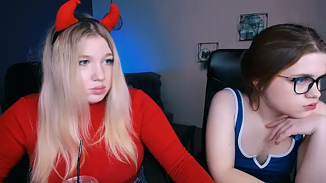 Snapshot of juli_kisss chatting on March 16, 7:49 pm juli kisss online show from March 16, 7:49 pm