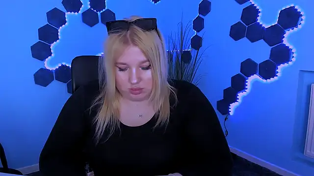Snapshot of juli_kisss chatting on April 24, 1:46 pm juli kisss online show from April 24, 1:46 pm