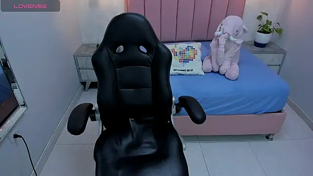 Snapshot of MAILYLOVE1 chatting on February 11, 12:58 pm MAILYLOVE1 online show from February 11, 12:58 pm