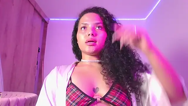 Snapshot of abril_ricci chatting on October 20, 3:29 am abril ricci online show from October 20, 3:29 am