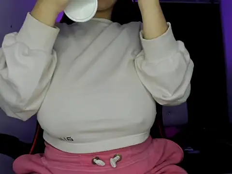 silviamilk online show from November 25, 4:01 am