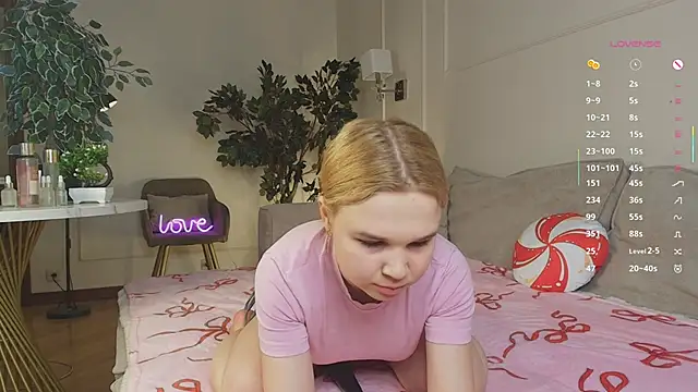 OdetteHarwick online show from February 18, 8:10 am