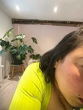 Snapshot of Alma- chatting on April 6, 12:06 pm Alma- online show from April 6, 12:06 pm