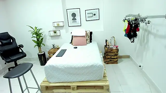 Snapshot of afrodita_martinez chatting on January 8, 3:28 pm afrodita martinez online show from January 8, 3:28 pm