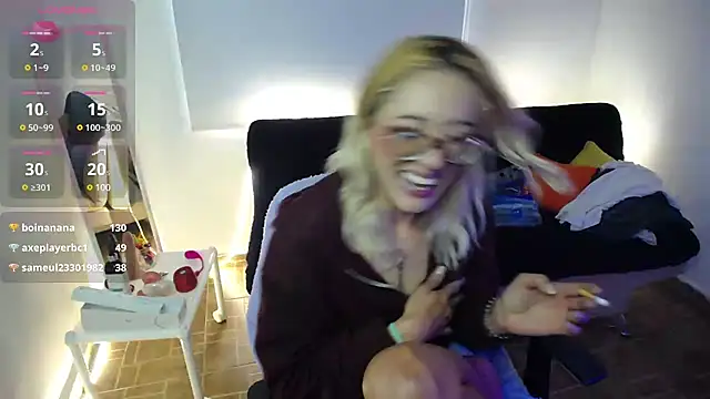 Snapshot of 911Calling chatting on December 10, 6:49 pm 911Calling online show from December 10, 6:49 pm