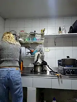 Snapshot of 911Calling chatting on December 17, 1:07 am 911Calling online show from December 17, 1:07 am