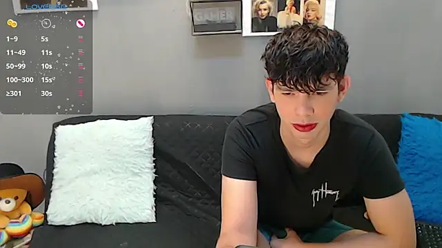 Snapshot of Angelo-cianuro- chatting on December 9, 12:12 am Angelo-cianuro- online show from December 9, 12:12 am