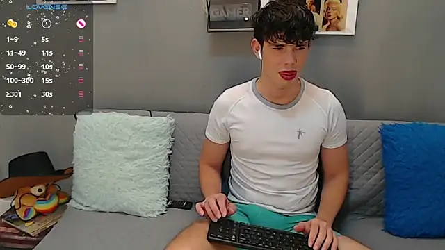 Snapshot of Angelo-cianuro- chatting on December 15, 12:18 am Angelo-cianuro- online show from December 15, 12:18 am