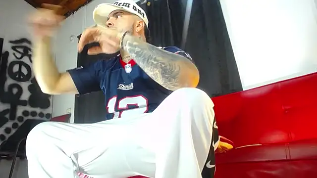 Snapshot of Dexter-T chatting on December 9, 6:23 am Dexter-T online show from December 9, 6:23 am