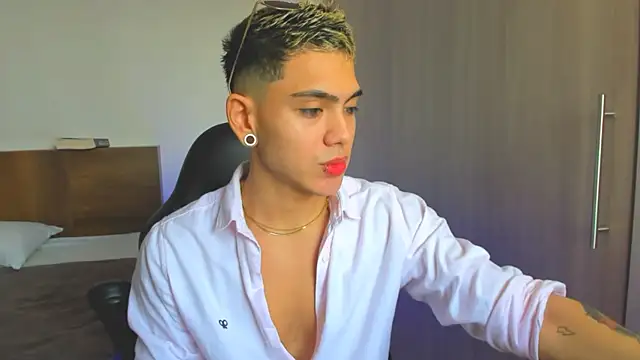 Snapshot of Stevenn_77 chatting on December 17, 4:43 pm Stevenn 77 online show from December 17, 4:43 pm