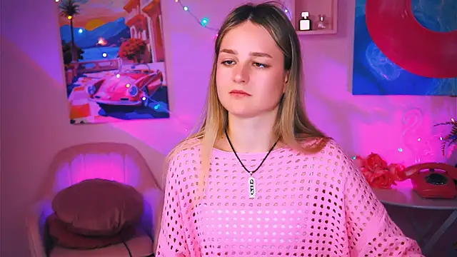 Snapshot of DeboraLarson chatting on December 13, 6:53 am DeboraLarson online show from December 13, 6:53 am