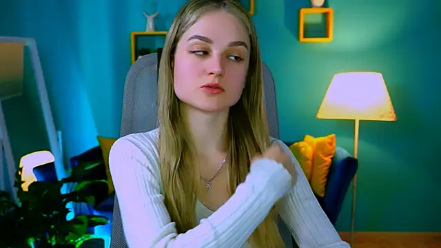 Snapshot of DeboraLarson chatting on March 9, 8:18 am DeboraLarson online show from March 9, 8:18 am