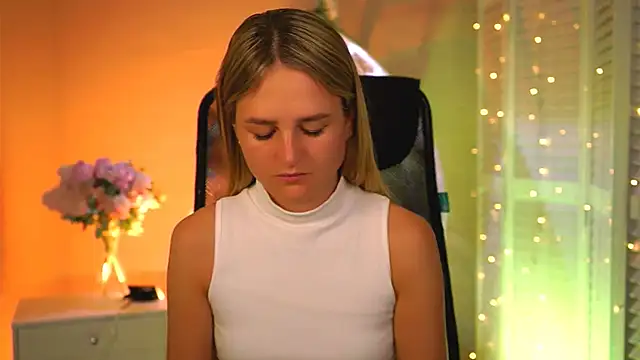 DeboraLarson online show from April 2, 3:04 am