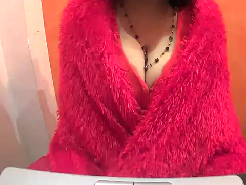 Snapshot of HOT-SEEMAA chatting on January 5, 8:22 am HOT-SEEMAA online show from January 5, 8:22 am