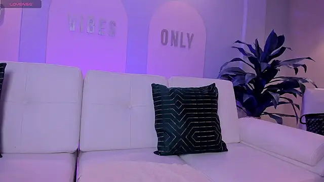 StacyWoods online show from April 7, 11:43 am