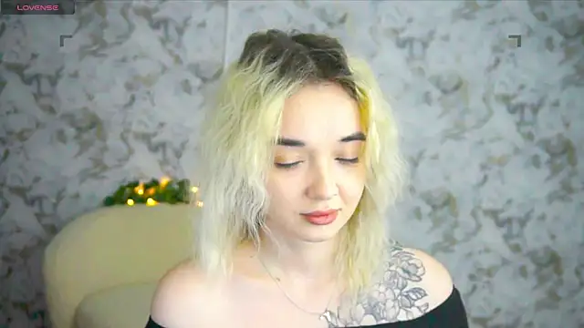 Snapshot of Ashley_S chatting on April 22, 10:11 pm Ashley S online show from April 22, 10:11 pm