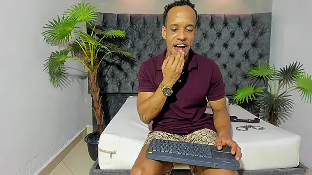 Snapshot of Salomon_koude chatting on April 30, 8:57 pm Salomon koude online show from April 30, 8:57 pm