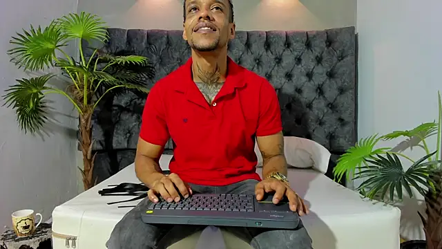 Snapshot of Salomon_koude chatting on May 5, 2:47 pm Salomon koude online show from May 5, 2:47 pm