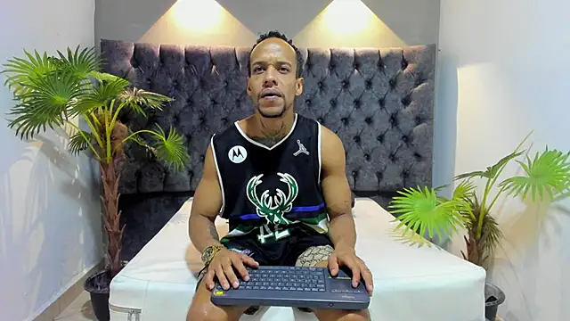 Snapshot of Salomon_koude chatting on May 19, 2:01 pm Salomon koude online show from May 19, 2:01 pm