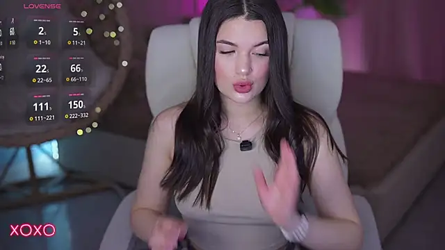 YourLolaBunny online show from April 10, 6:18 am