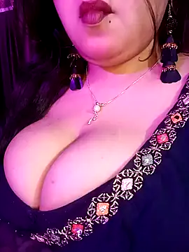 Suhanakhan00 online show from February 6, 6:02 pm