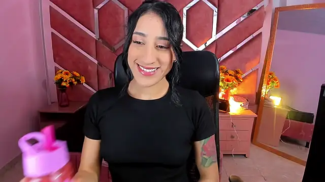 Snapshot of Eimy_Sexy_ chatting on June 2, 1:13 pm Eimy Sexy online show from June 2, 1:13 pm