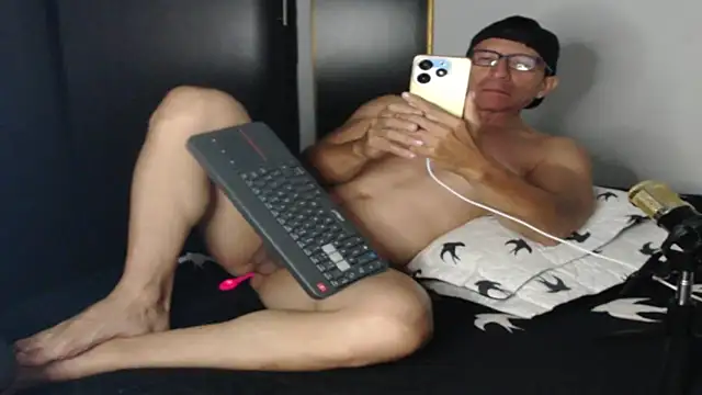 Snapshot of KALE_19 chatting on February 14, 1:45 am KALE 19 online show from February 14, 1:45 am