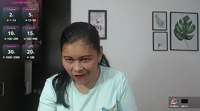 Snapshot of viki_mom chatting on February 12, 4:01 am viki mom online show from February 12, 4:01 am