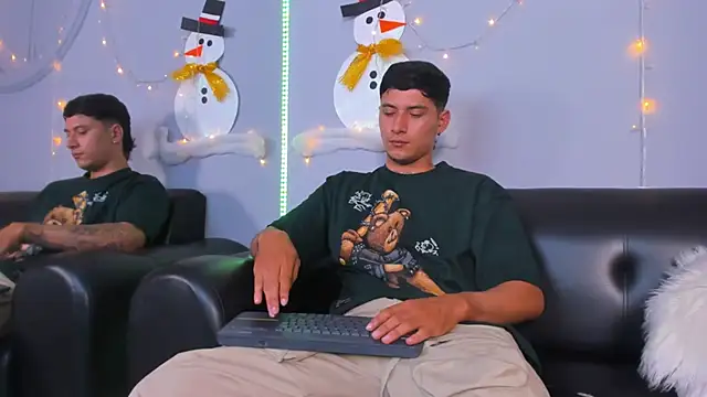 Snapshot of Damian23__ chatting on December 29, 5:22 pm Damian23 online show from December 29, 5:22 pm