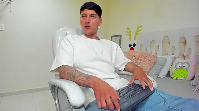 Snapshot of Damian23__ chatting on January 2, 4:02 pm Damian23 online show from January 2, 4:02 pm