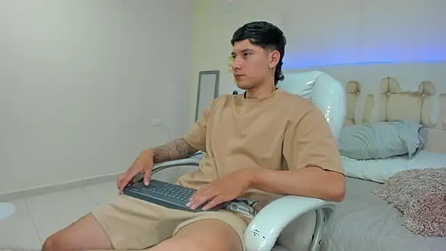 Snapshot of Damian23__ chatting on January 3, 3:44 pm Damian23 online show from January 3, 3:44 pm