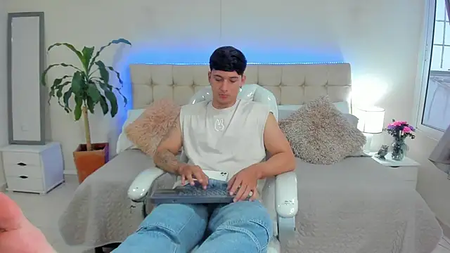 Snapshot of Damian23__ chatting on January 10, 6:17 pm Damian23 online show from January 10, 6:17 pm