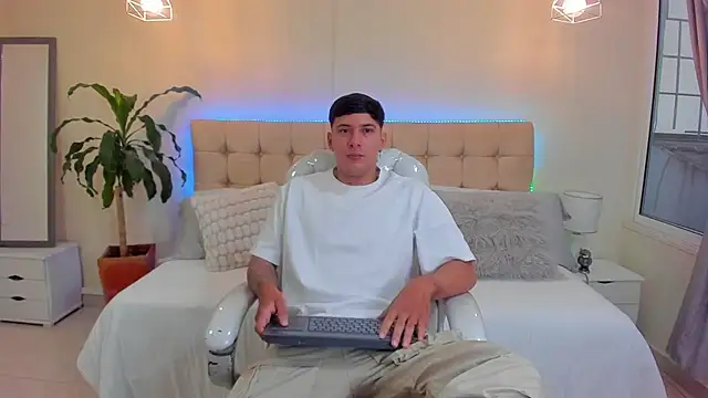 Snapshot of Damian23__ chatting on January 15, 12:25 pm Damian23 online show from January 15, 12:25 pm