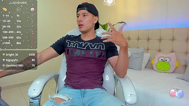 Snapshot of Damian23__ chatting on January 21, 12:39 pm Damian23 online show from January 21, 12:39 pm