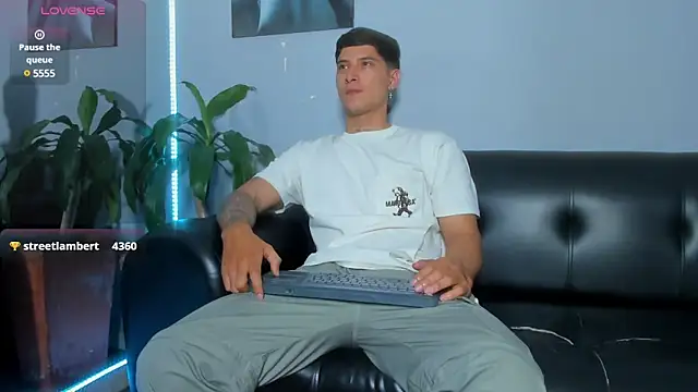Snapshot of Damian23__ chatting on February 8, 6:33 am Damian23 online show from February 8, 6:33 am
