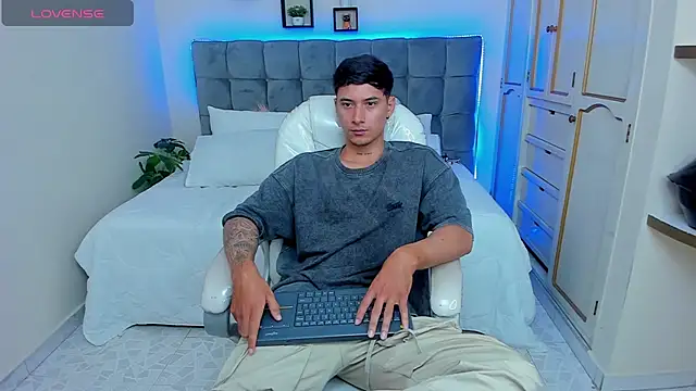 Snapshot of Damian23__ chatting on March 7, 12:34 pm Damian23 online show from March 7, 12:34 pm