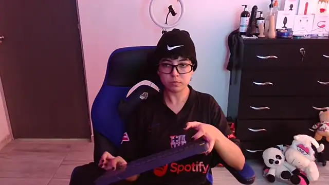 thomascooper7 online show from November 13, 6:40 pm