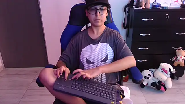 thomascooper7 online show from December 18, 7:20 pm